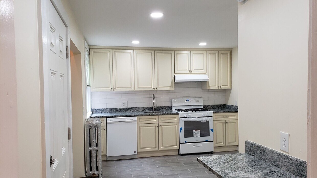 4 bed 2 bath w HT/HW Included and near the T! - 4 bed 2 bath w HT/HW Included and near the T!