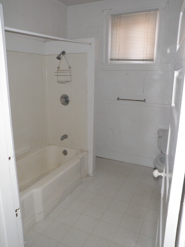 bathroom - 3015 Saint Paul St