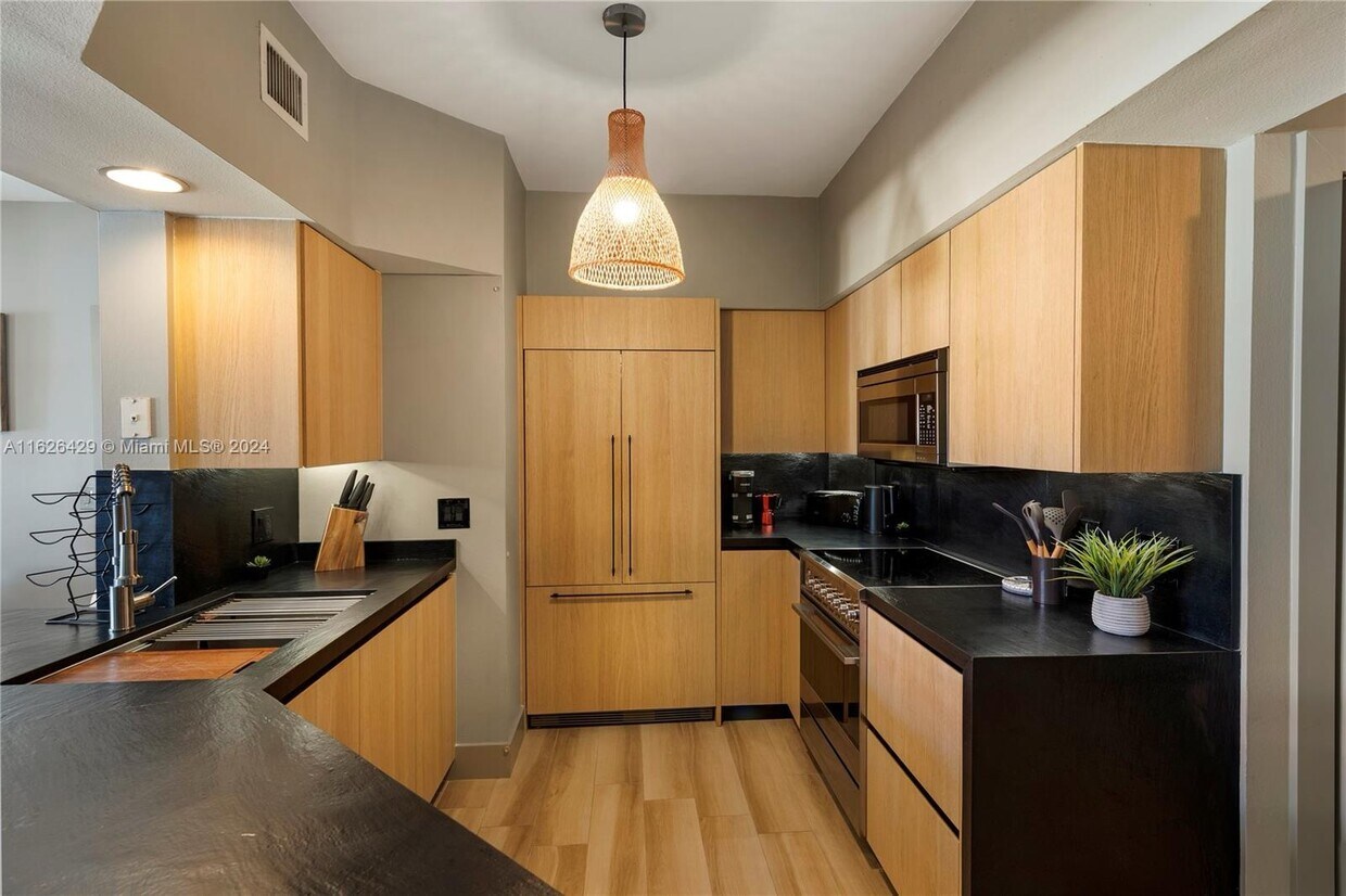 Foto principal - 3145 NE 184th St