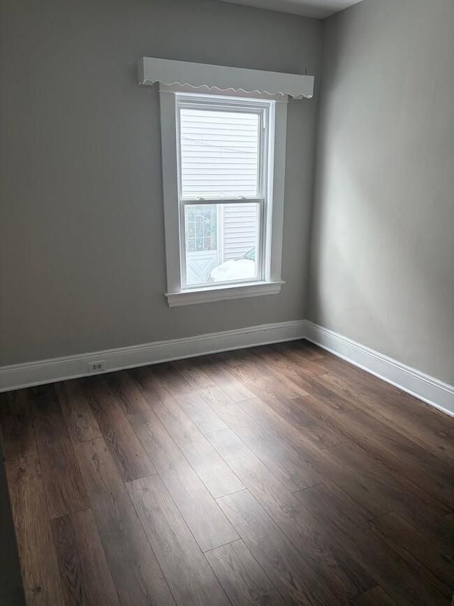 Building Photo - 2 BR West Side