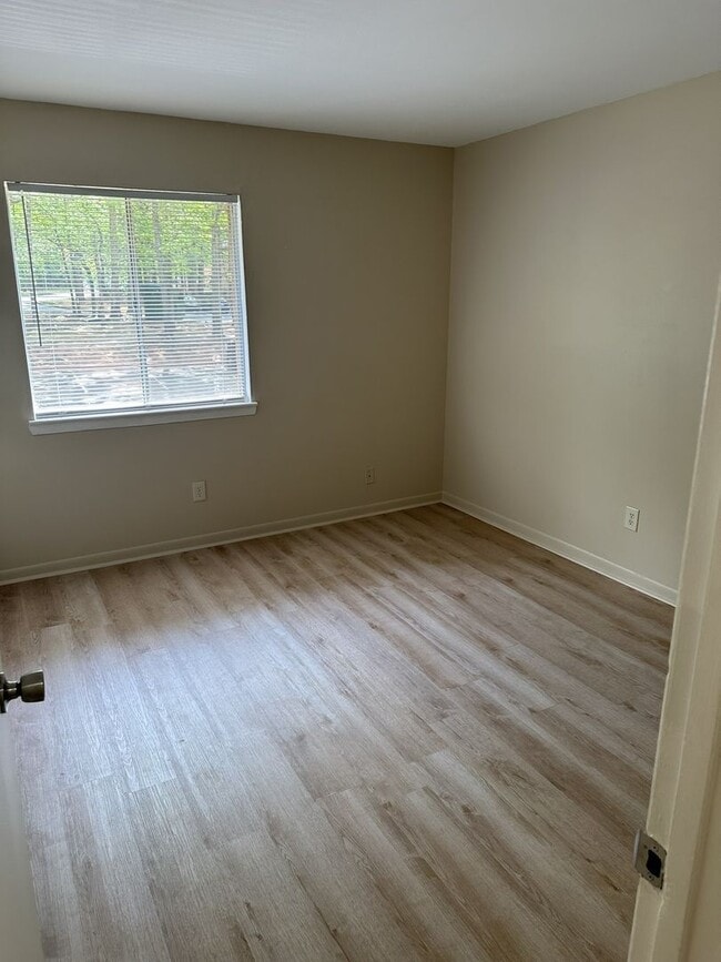 Building Photo - Available-Newly renovated 1 bedroom Apartment