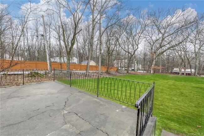 Foto del edificio - 147 Camp Hill Rd