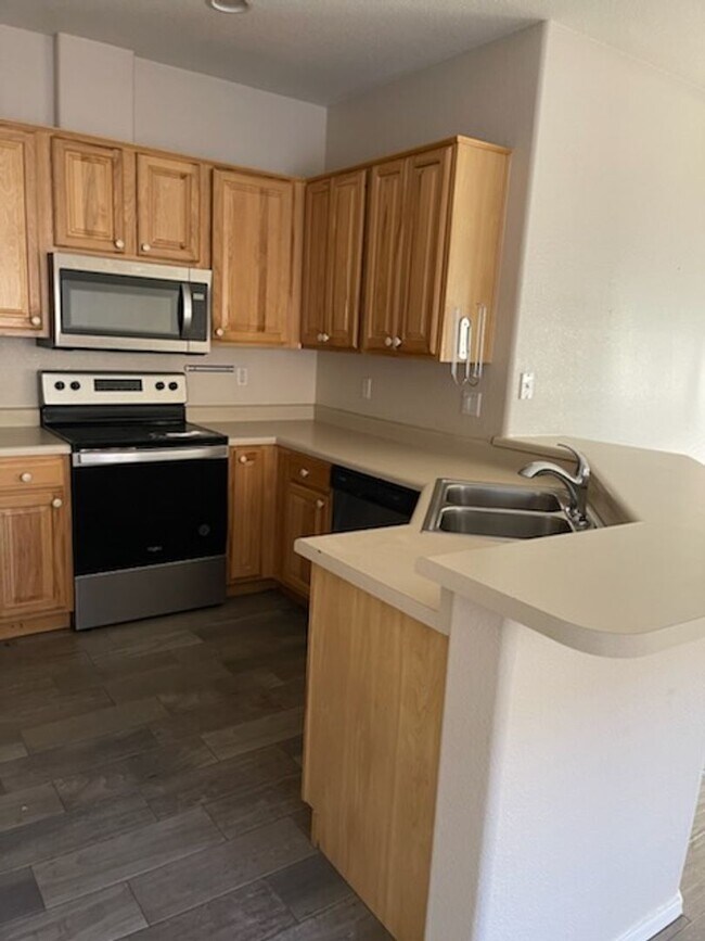 Building Photo - 4 bedroom 2 bath in Goodyear