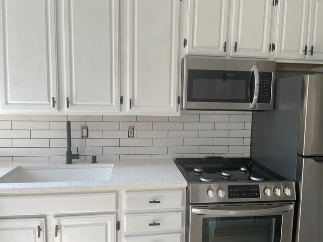 Building Photo - 923 K St NE