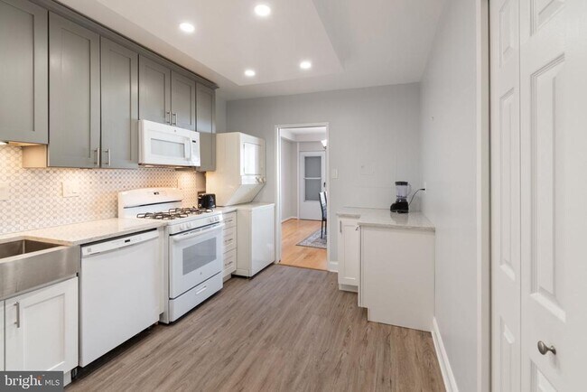 Foto del edificio - 3705 S George Mason Dr