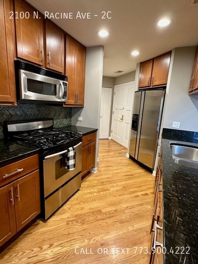 Building Photo - Lincoln Park/Depaul 2 bed 2 bath with gara...