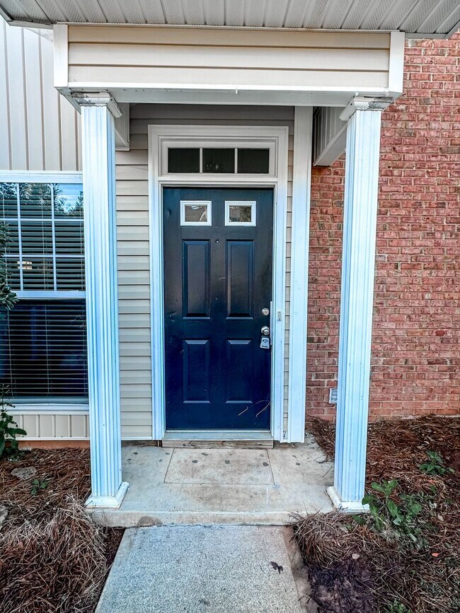 Foto del edificio - Spacious townhome in downtown Dawsonville