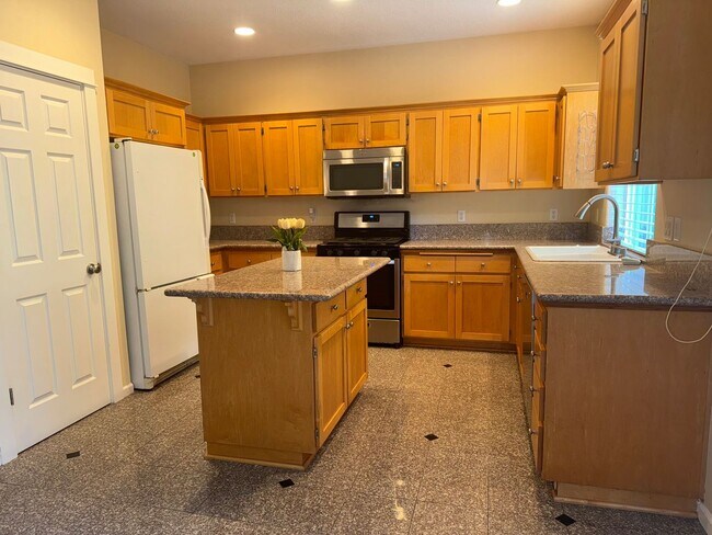 Building Photo - 4 Bedroom Home in Tigard with Fully Fenced...