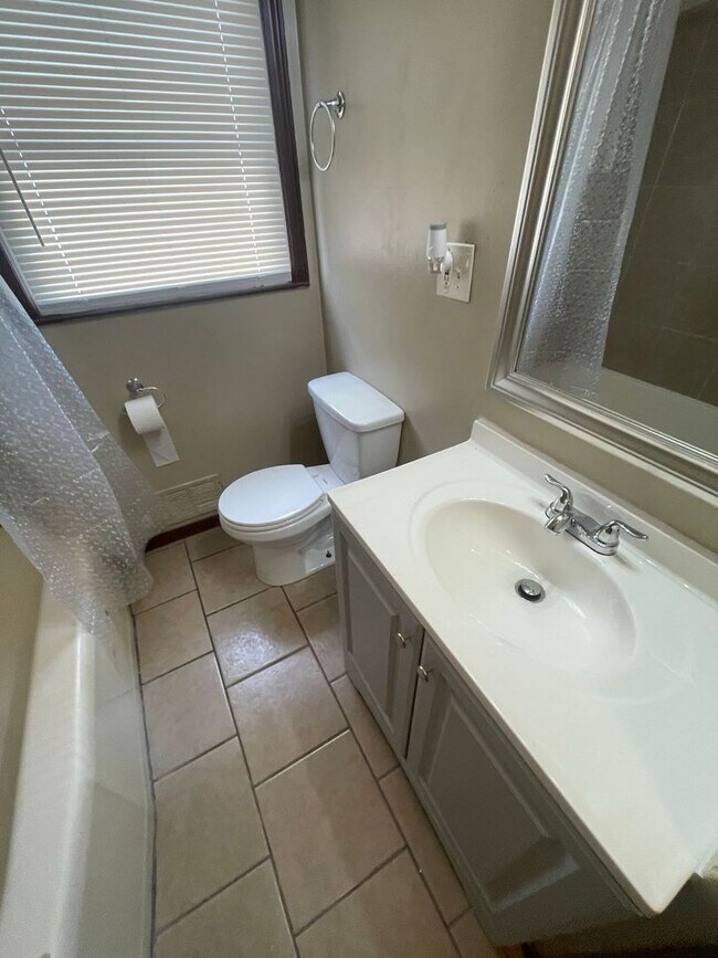 Building Photo - 3 Bedroom Single Family