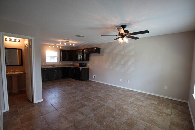 Foto del edificio - Coming Soon! 1 Bedroom 1.5 Bath Townhome f...