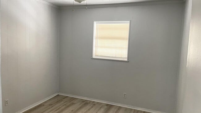 Building Photo - 5686 Akra Ave