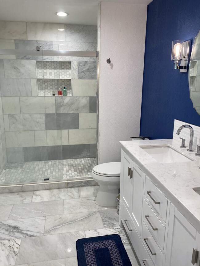 master bath - 7745 N Via De La Sombre