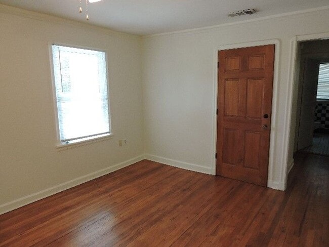 Building Photo - Fantastic 1/2 of Duplex in Desirable Garde...