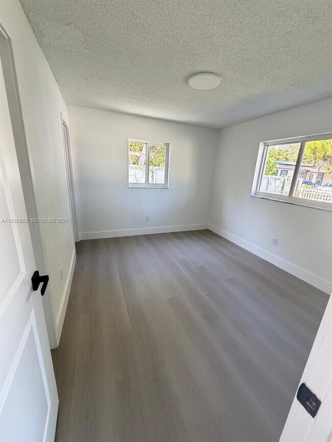 Foto del edificio - 3860 NW 208th St