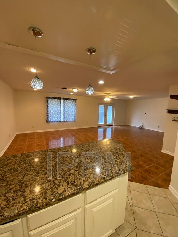 Foto del edificio - 1500 Palm Valley Dr W