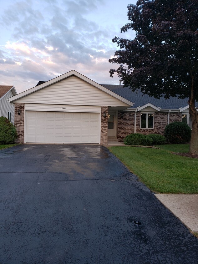 2967 Hedge Cliff Dr Unit 2967, Rockford, IL 61114 Condo for Rent in