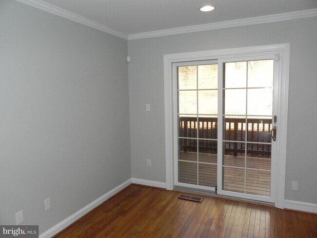 Foto del edificio - 1435 McLean Mews Ct