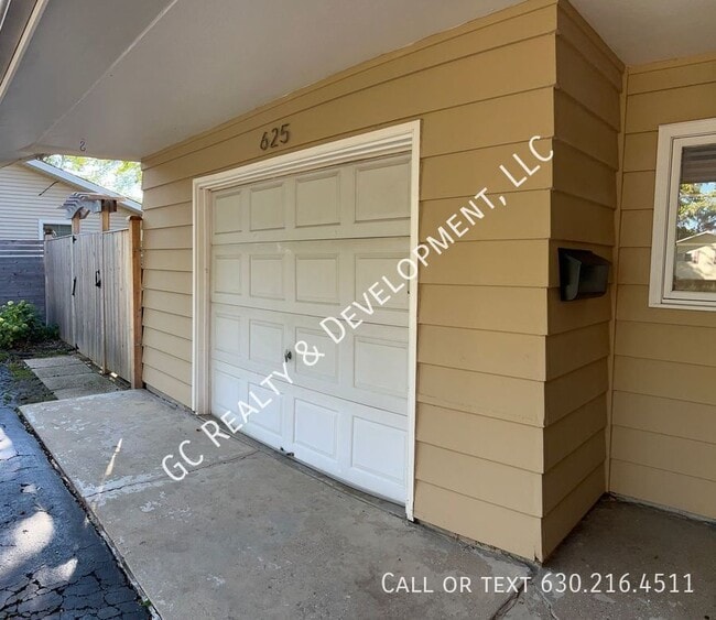 Building Photo - ***STUNNING 3-BEDROOM RANCH / VAULTED CEIL...