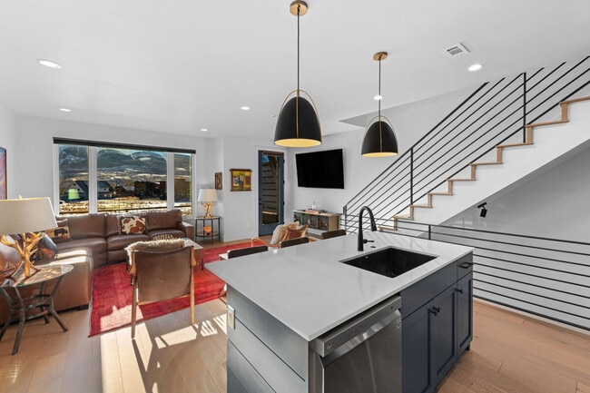 Building Photo - 85 Haverly St