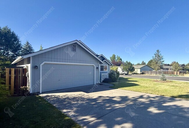 Building Photo - Single-Level Living in a Prime NE Bend Location