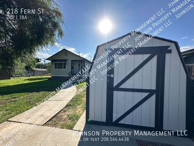 Building Photo - 218 Fern St