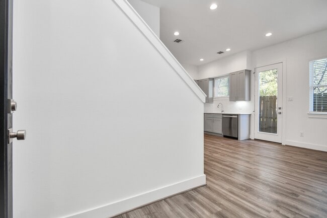 Foto del edificio - 9024 Laverne Laurel Ln