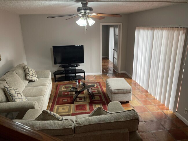 Building Photo - 884 Springdale Cir