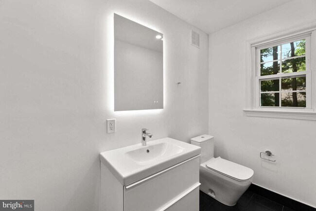 Building Photo - 7205 Longwood Dr