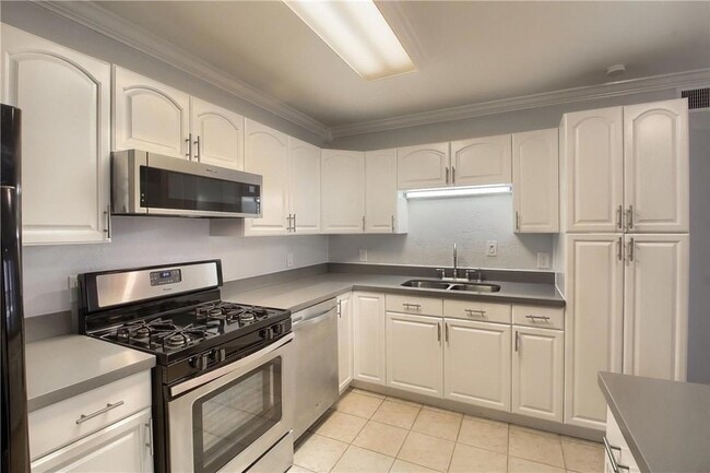 Building Photo - 1304 Summit St