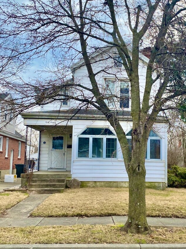 Primary Photo - Homey Heartwell House with First Floor Mas...