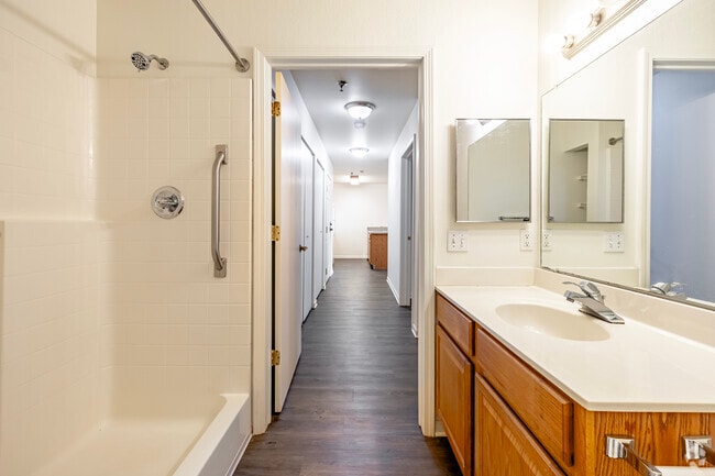 1BD, 1BA - 846SF - Bathroom - Lynden Parke