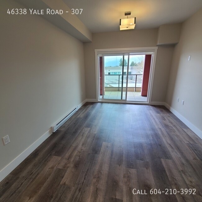 Building Photo - Cozy 1-Bed + Den with Great Views & Amenit...
