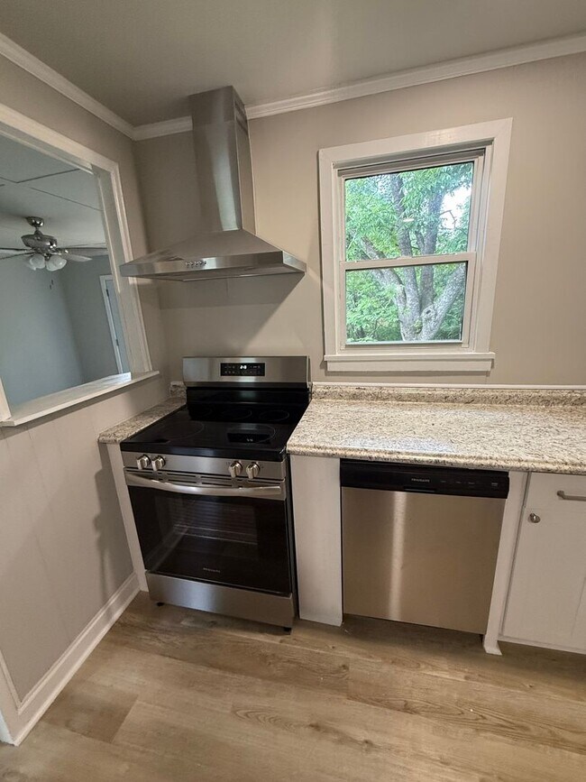 Building Photo - Modern 2-Bed, 2-Bath Gem Near Downtown Athens!