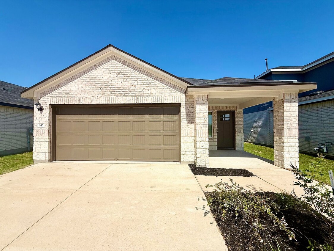 Foto principal - Be The First to Make this House Your Home!