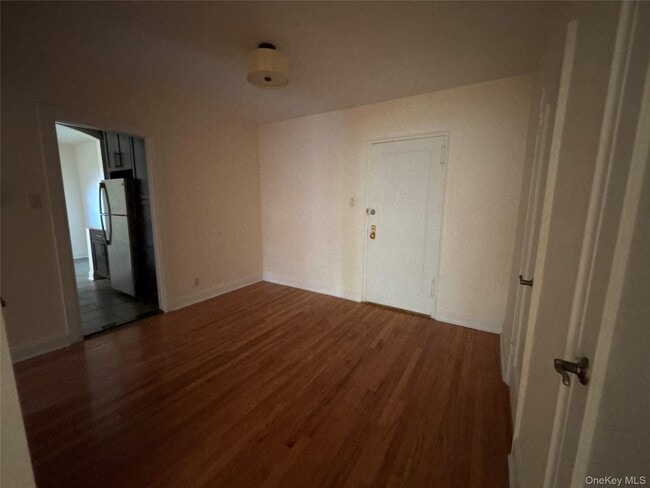 Building Photo - 160 S Middle Neck Rd