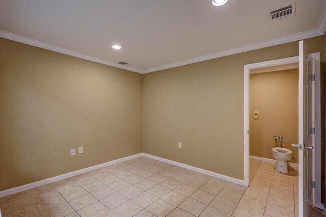 Building Photo - 914 Oak Glen Dr