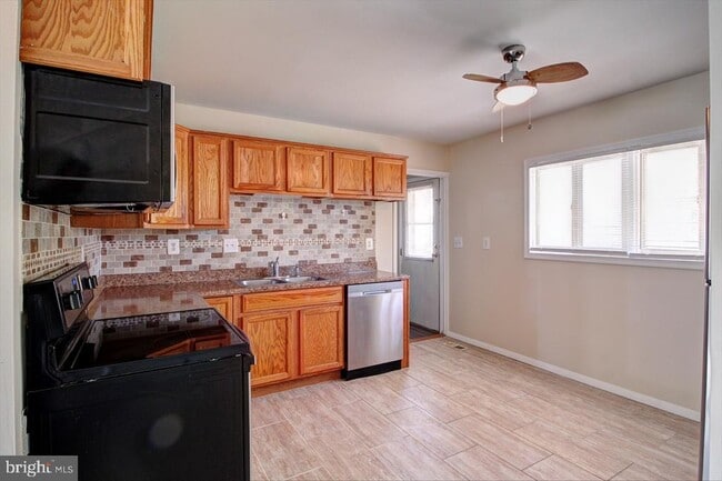 Building Photo - 285 Pinoak Dr