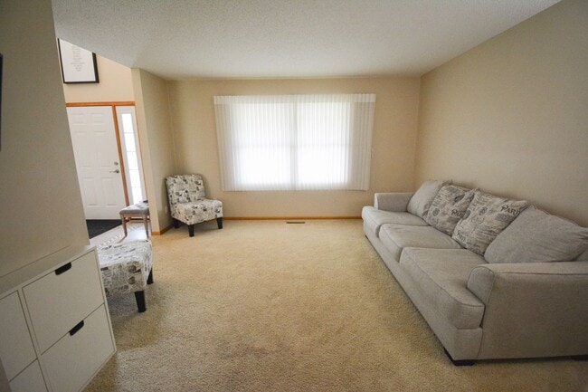 Building Photo - Spacious 4 Bed, 3.5 Bath Home For Rent in ...