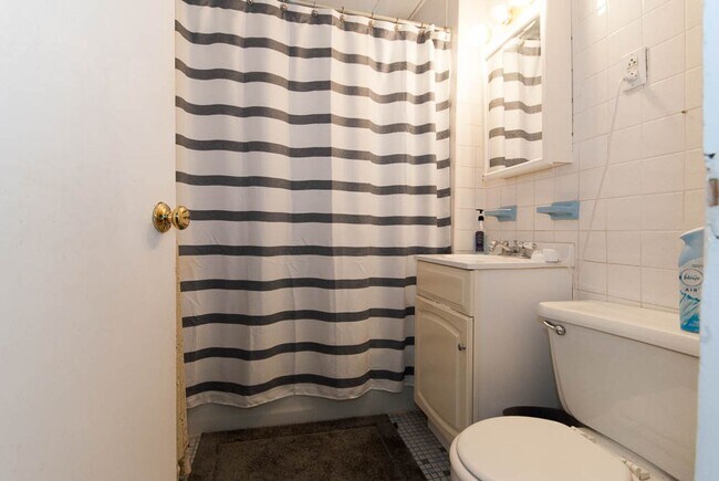 Building Photo - Comm Ave 2bed on the Green Line - Heat/HW ...