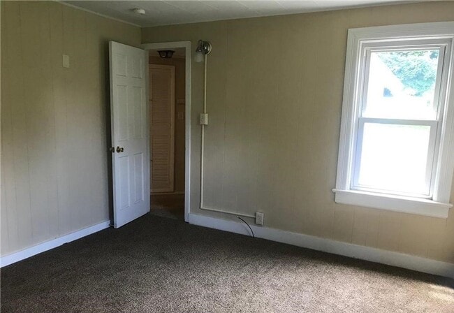 Building Photo - 2BR home in Bangor available 10/5/25!