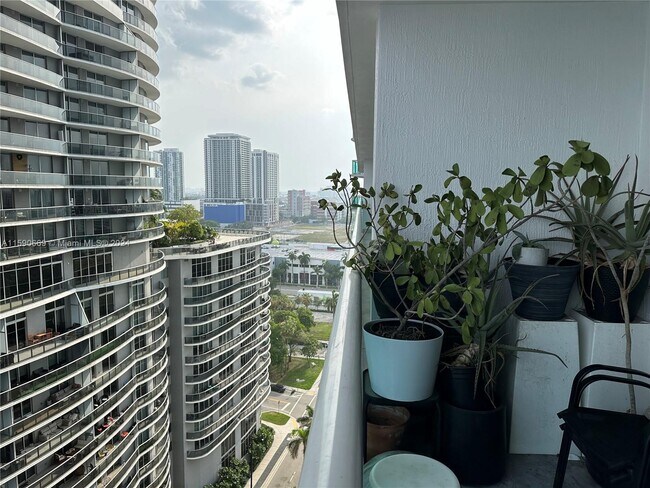 Building Photo - 1800 N Bayshore Dr