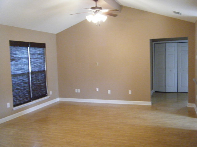 Foto del edificio - Charming 3BR/2BA Home with Open Floor Plan, Vaulted Ceilings & 2-Car Garage