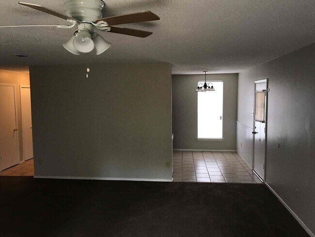 Foto del edificio - 4440 Loch Neil Cv