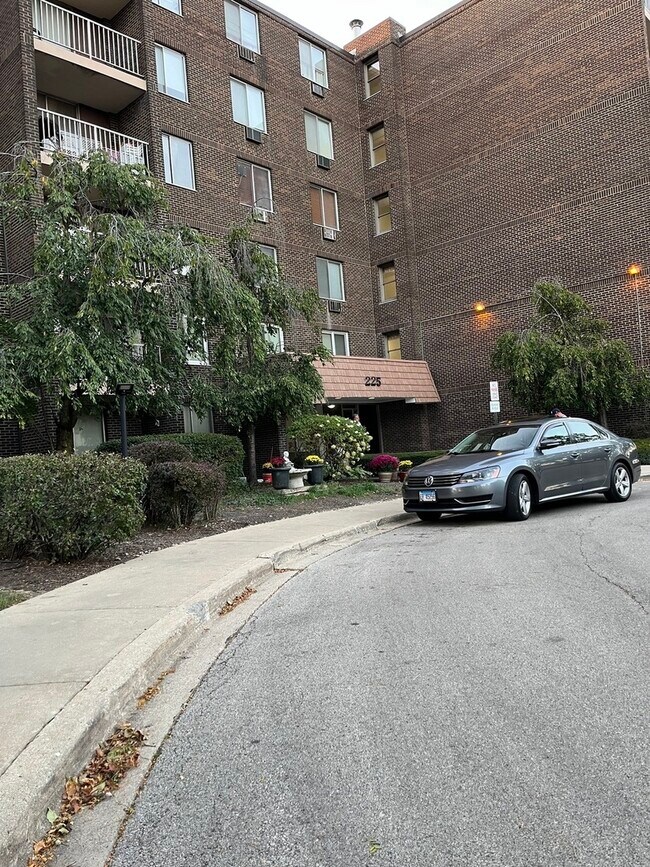 Foto del edificio - 225 S Rohlwing Rd