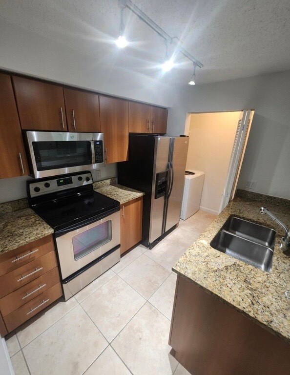 Foto principal - 1020 Crystal Way