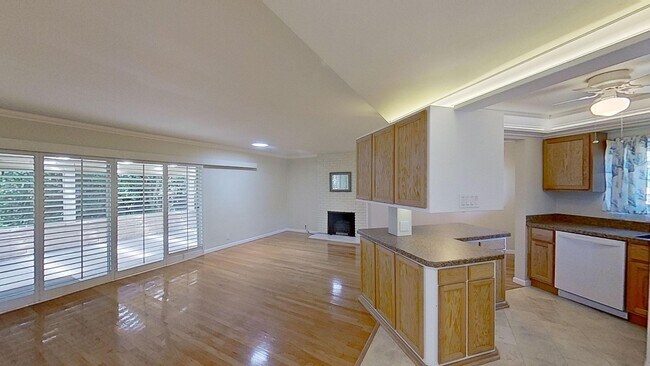 Building Photo - Spacious 2 BED/ 1.5 BATH in Encino Royal (...