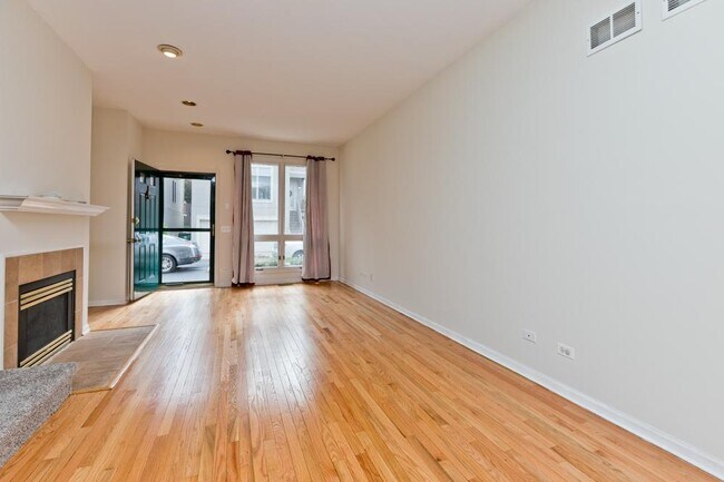 Building Photo - 3 bedroom in Chicago IL 60646