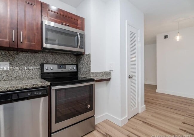 Foto del edificio - 2424 SE 17th St