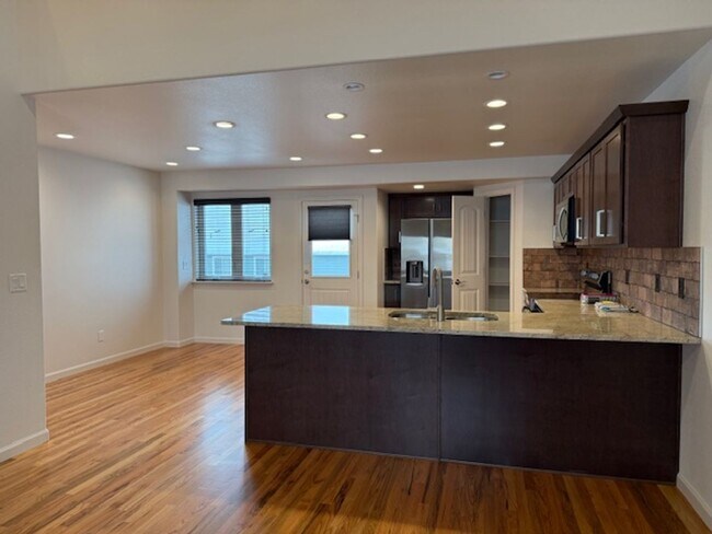 Foto del edificio - Fully Upgraded Executive Home For Lease