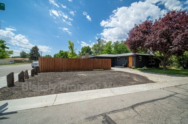 Building Photo - 5801 W Grunder Dr